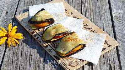 конвертики из баклажанов с помидорами и плавленым сыром