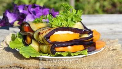 конвертики из баклажанов с помидорами и плавленым сыром