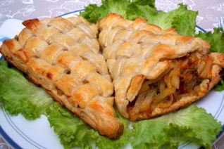 Конвертики из слоеного теста с начинкой из рыбы и овощей