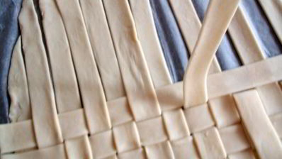 конвертики из слоеного теста с начинкой из рыбы и овощей