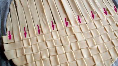 конвертики из слоеного теста с начинкой из рыбы и овощей