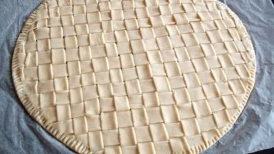 конвертики из слоеного теста с начинкой из рыбы и овощей