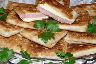 Армянский лаваш с начинкой из ветчины и сыра