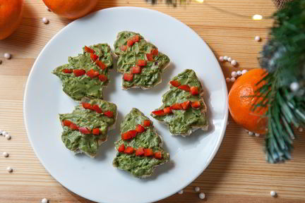 Елочки из лаваша с гуакамоле