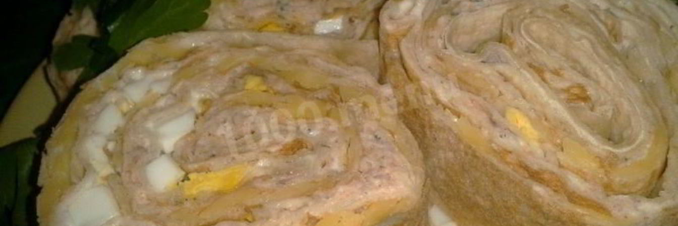 Фаршированный лаваш с рыбой, сыром, чесноком, зеленью