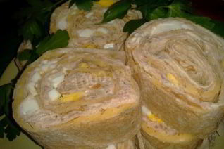 Фаршированный лаваш с рыбой, сыром, чесноком, зеленью