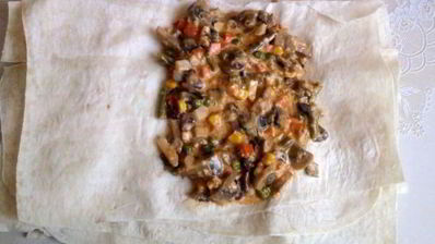 фаршированный овощами лаваш в духовке