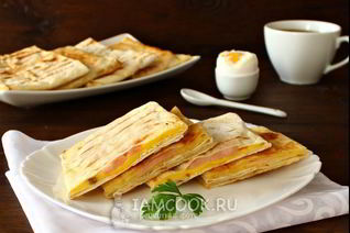 Конвертики из лаваша с сыром и ветчиной