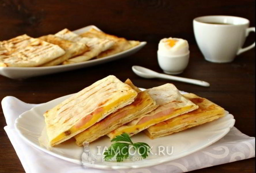 Конвертики из лаваша с сыром и ветчиной
