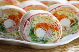 Лаваш с корейской морковкой и крабовыми палочками