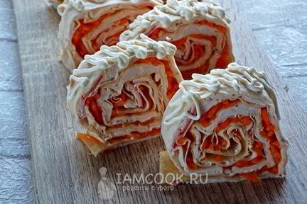 Лаваш с крабовыми палочками и корейской морковкой