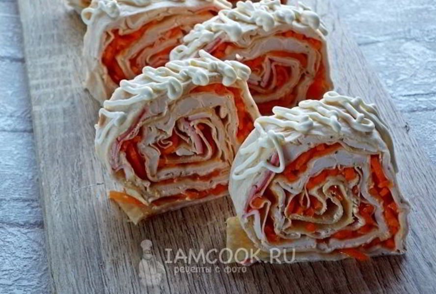 Лаваш с крабовыми палочками и корейской морковкой