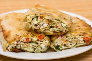 Лаваш с курицей, помидорами и сыром