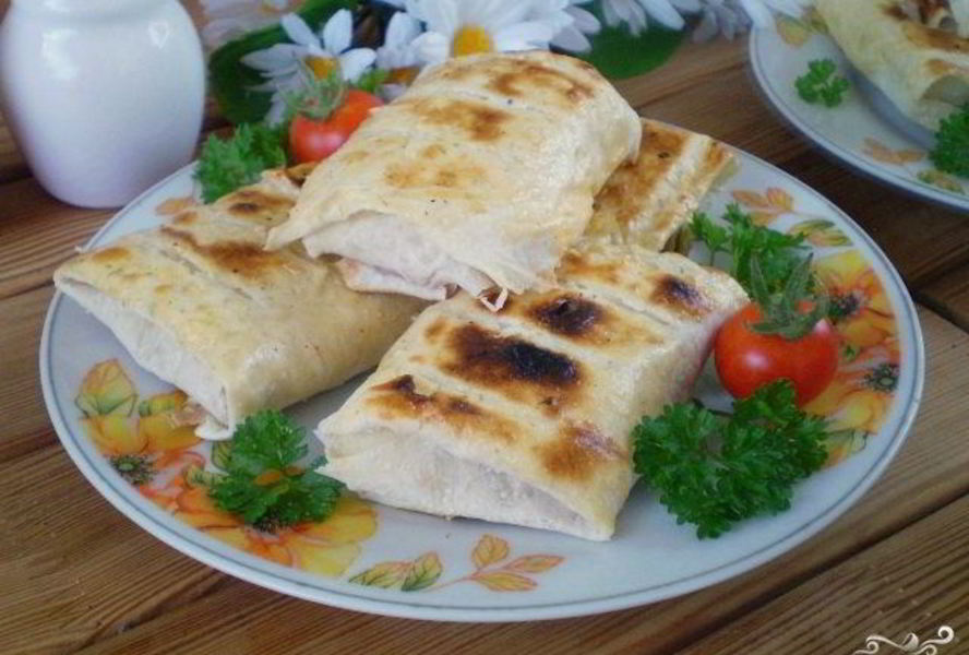 Лаваш с сыром и помидорами на костре