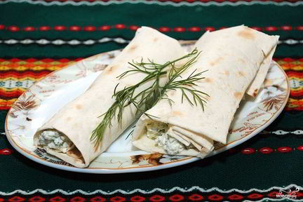 Лаваш с творогом и чесноком