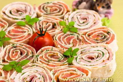 Рулетики из лаваша с семгой и ветчиной