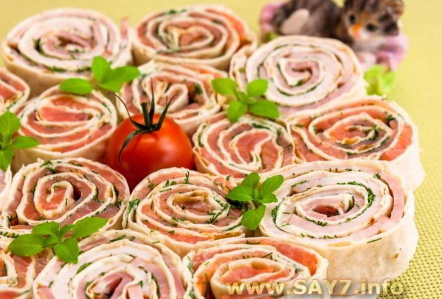 Рулетики из лаваша с семгой и ветчиной