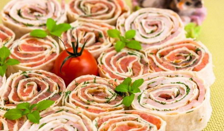 Рецепт рулетиков из лаваша с семгой и ветчиной