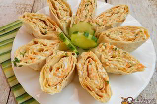 Рулетики из лаваша с сыром, яйцами и морковью