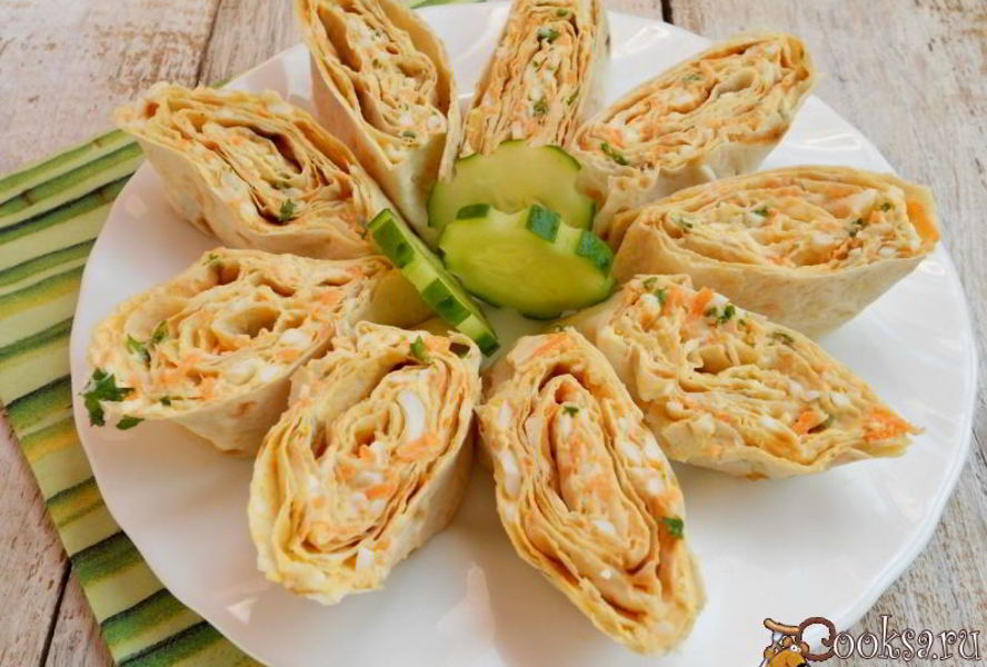 Рулетики из лаваша с сыром, яйцами и морковью