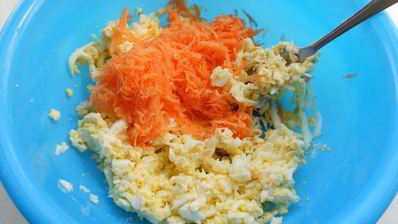 рулетики из лаваша с сыром, яйцами и морковью