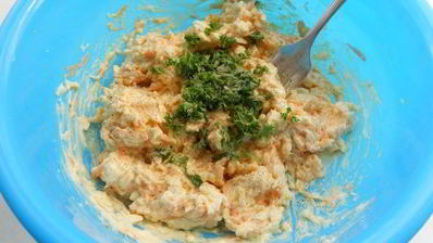 рулетики из лаваша с сыром, яйцами и морковью