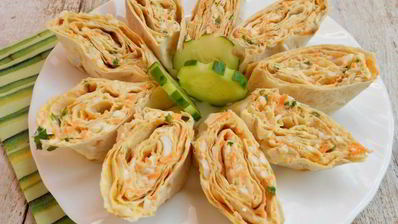 рулетики из лаваша с сыром, яйцами и морковью