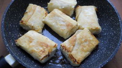 рулетики из лаваша с творогом жареные на сковороде