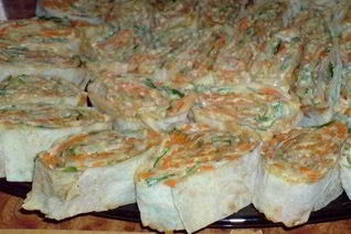 Рулетики из лаваша с ветчиной, зеленью и сыром