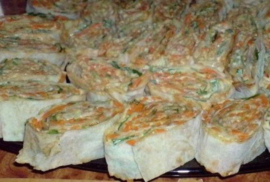 Рулетики из лаваша с ветчиной, зеленью и сыром