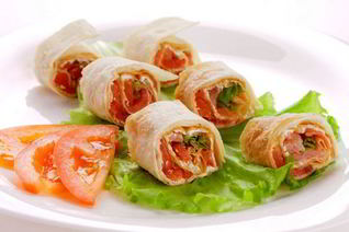 Рулетики из тонкого лаваша со слабосоленой семгой