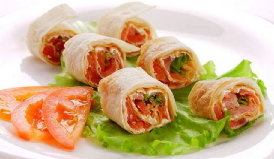Рецепт рулетиков из тонкого лаваша со слабосоленой семгой