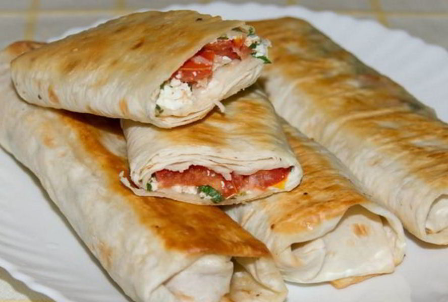 Рулеты из лаваша с творогом и помидорами