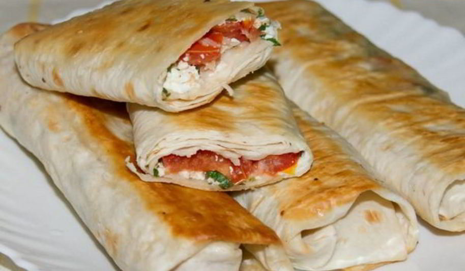 Рецепт рулетов из лаваша с творогом и помидорами