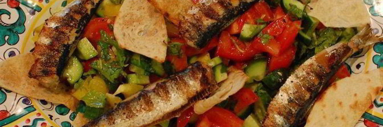 Сардинки с легким салатом и чипсами из лаваша