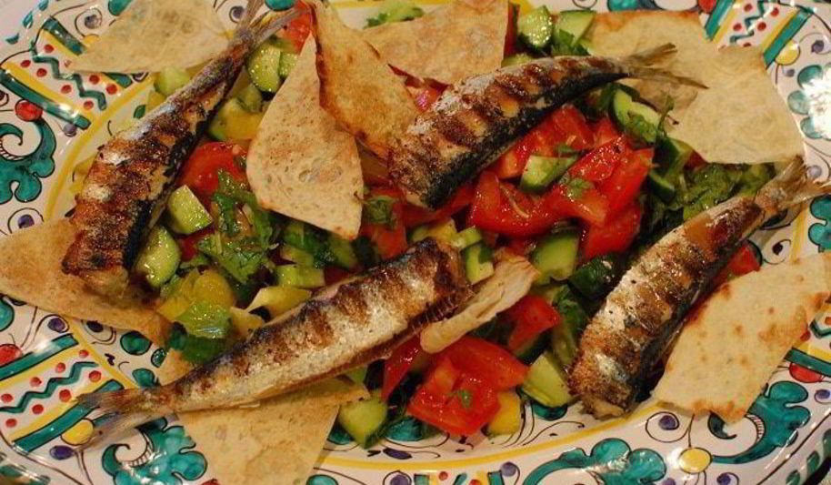 Рецепт сардинок с легким салатом и чипсами из лаваша