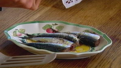 сардинки с легким салатом и чипсами из лаваша