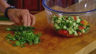 сардинки с легким салатом и чипсами из лаваша