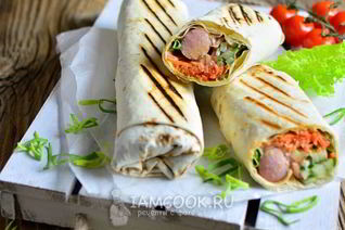 Сосиска в лаваше с корейской морковкой