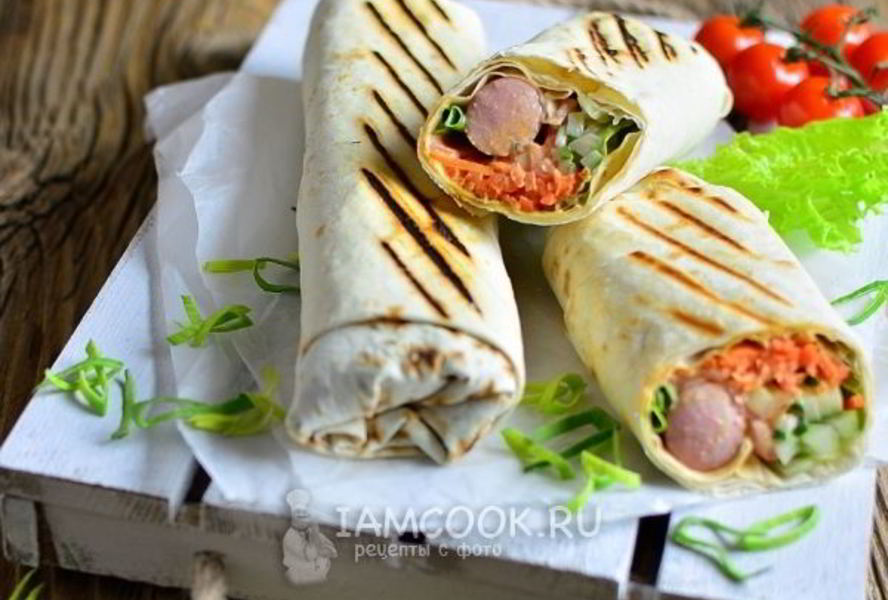 Сосиска в лаваше с корейской морковкой