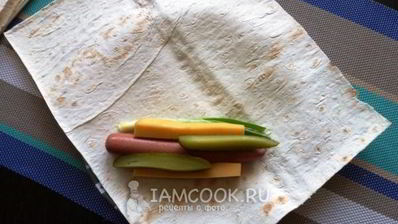 сосиска в лаваше с сыром и огурчиком