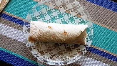 сосиска в лаваше с сыром и огурчиком