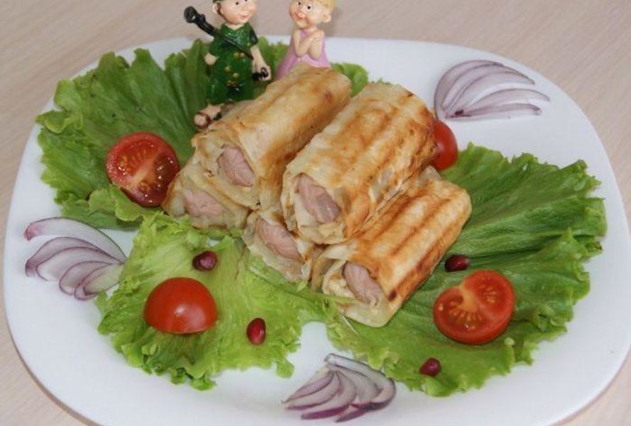 Сосиски в лаваше с сыром и картошкой