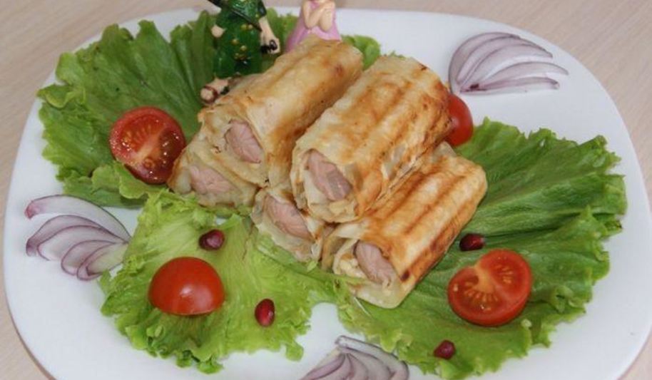 Рецепт сосисок в лаваше с сыром и картошкой