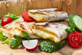 Сулугуни в лаваше на углях