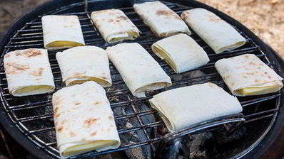 сулугуни в лаваше на углях