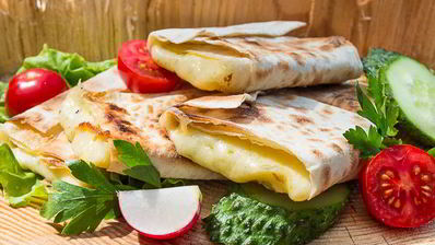 сулугуни в лаваше на углях