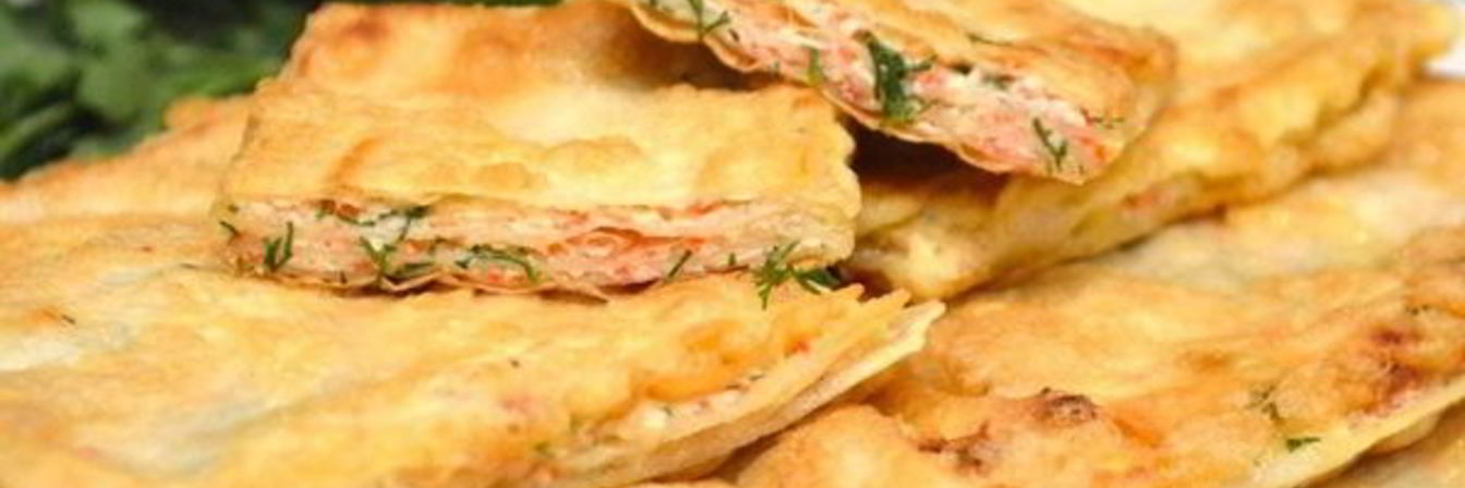 Тонкий лаваш с крабовыми палочками и яйцом