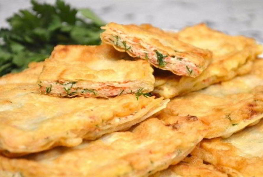 Тонкий лаваш с крабовыми палочками и яйцом