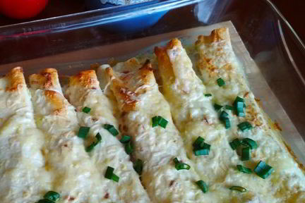 Трубочки из лаваша, запеченные в соусе